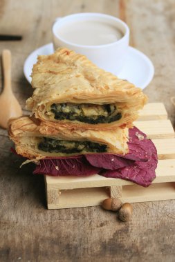 lezzetli puf ıspanak pasta ve soya sütü