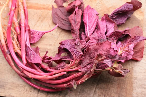 ahşap bir vintage üzerinde kırmızı ıspanak