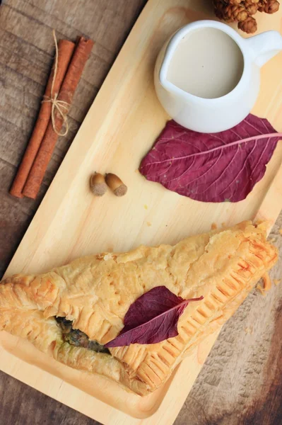 lezzetli puf ıspanak pasta ve soya sütü