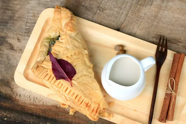 lezzetli puf ıspanak pasta ve soya sütü