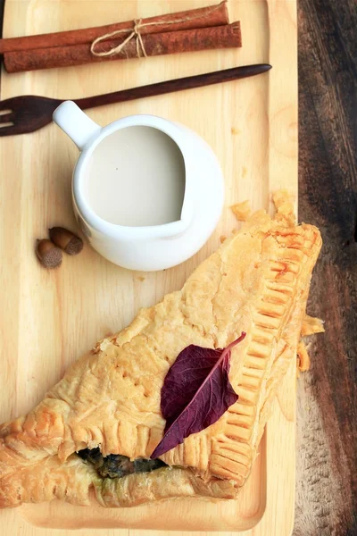 Вкусный пирог со шпинатом и соевое молоко — стоковое фото