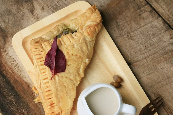 lezzetli puf ıspanak pasta ve soya sütü