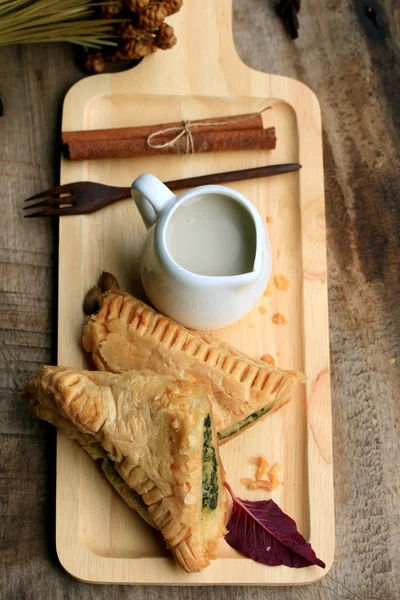 lezzetli puf ıspanak pasta ve soya sütü