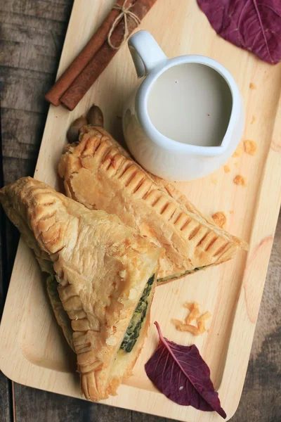 lezzetli puf ıspanak pasta ve soya sütü