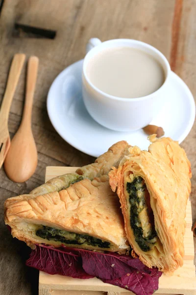 lezzetli puf ıspanak pasta ve soya sütü