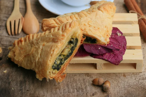 lezzetli puf ıspanak pasta ve soya sütü