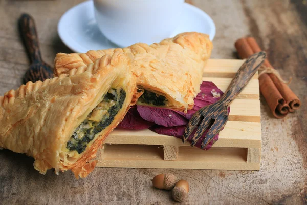 lezzetli puf ıspanak pasta ve soya sütü