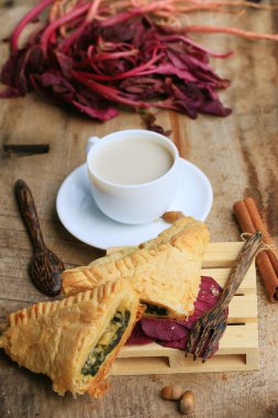 lezzetli puf ıspanak pasta ve soya sütü