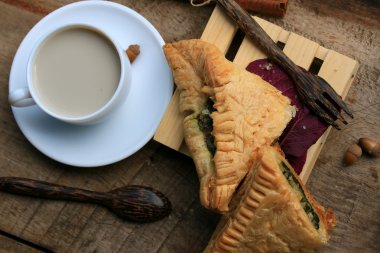 lezzetli puf ıspanak pasta ve soya sütü