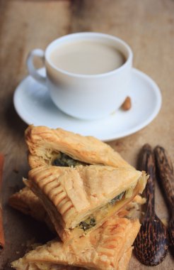 lezzetli puf ıspanak pasta ve soya sütü