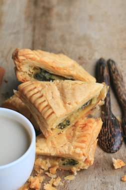 lezzetli puf ıspanak pasta ve soya sütü