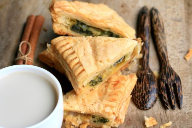 lezzetli puf ıspanak pasta ve soya sütü