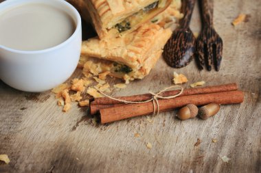 lezzetli puf ıspanak pasta ve soya sütü