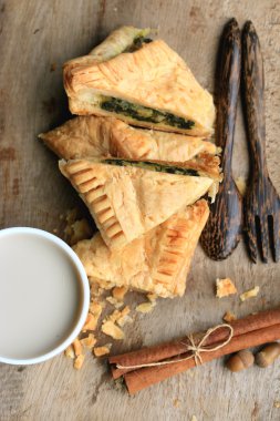 lezzetli puf ıspanak pasta ve soya sütü