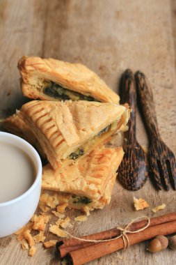 lezzetli puf ıspanak pasta ve soya sütü