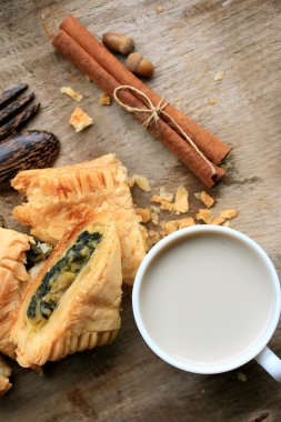 lezzetli puf ıspanak pasta ve soya sütü