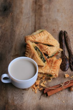 lezzetli puf ıspanak pasta ve soya sütü