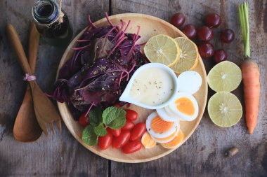 taze kırmızı ıspanak salatası ve ahşap masa üzerinde krem