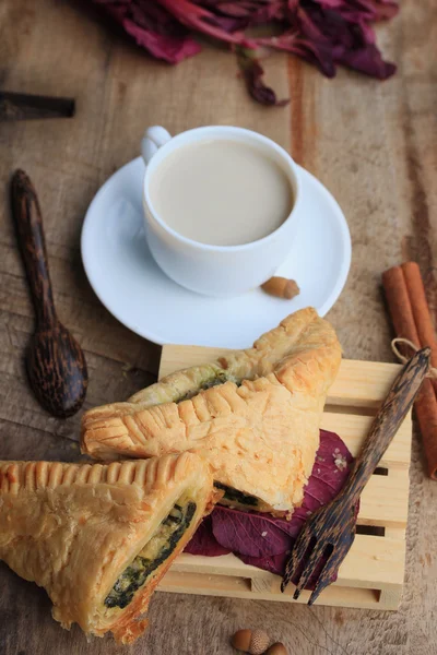 lezzetli puf ıspanak pasta ve soya sütü