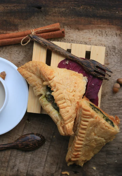 lezzetli puf ıspanak pasta ve soya sütü