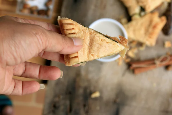 Tarte aux épinards feuilletés savoureux et lait de soja — Photo