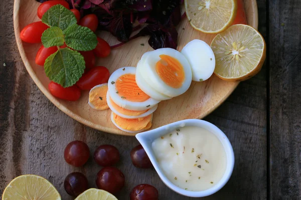 Salada de espinafre vermelho fresco e creme na mesa de madeira — Fotografia de Stock