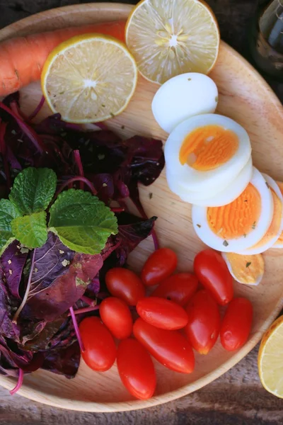 Frischer roter Spinatsalat und Sahne auf Holztisch — Stockfoto