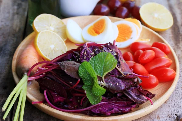 Ensalada de espinacas rojas frescas y crema en la mesa de madera — Foto de Stock