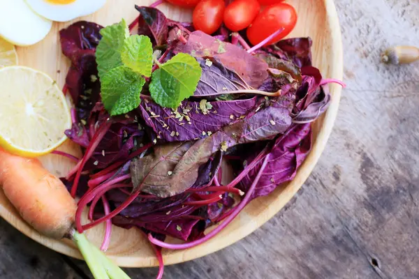 Fresh red spinach salad and cream on wooden table — Stock Photo, Image