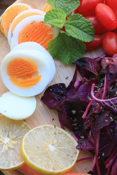 Fresh red spinach salad and cream on wooden table — Stock Photo, Image