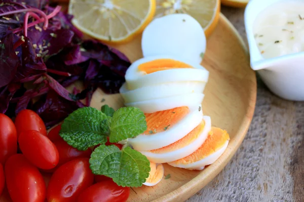 Frischer roter Spinatsalat und Sahne auf Holztisch — Stockfoto