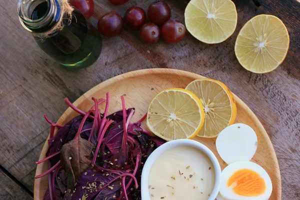 Frischer roter Spinatsalat und Sahne auf Holztisch — Stockfoto