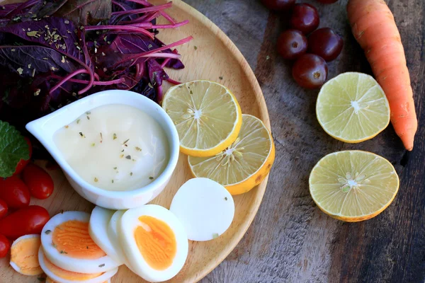 Frischer roter Spinatsalat und Sahne auf Holztisch — Stockfoto