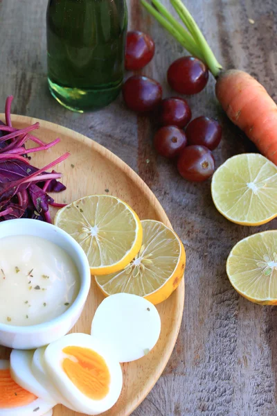 Frischer roter Spinatsalat und Sahne auf Holztisch — Stockfoto