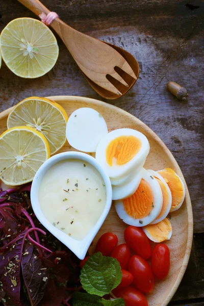 Taze kırmızı ıspanak salatası ve ahşap masa üzerinde krem — Stok fotoğraf