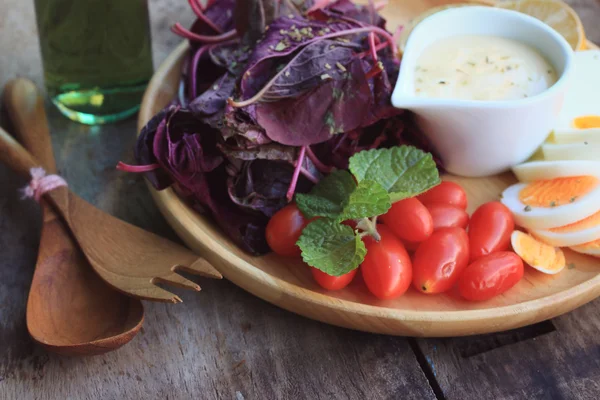 Fresh red spinach salad and cream on wooden table — Stock Photo, Image