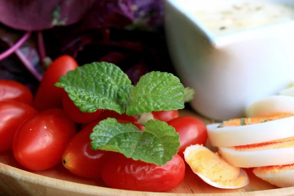 Salada de espinafre vermelho fresco e creme na mesa de madeira — Fotografia de Stock