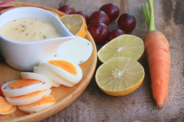 taze kırmızı ıspanak salatası ve ahşap masa üzerinde krem