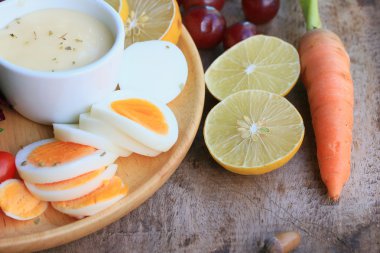 taze kırmızı ıspanak salatası ve ahşap masa üzerinde krem