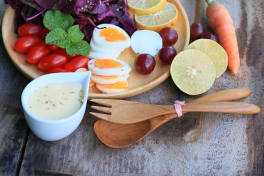 taze kırmızı ıspanak salatası ve ahşap masa üzerinde krem