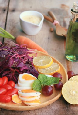 taze kırmızı ıspanak salatası ve ahşap masa üzerinde krem