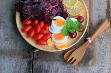 taze kırmızı ıspanak salatası ve ahşap masa üzerinde krem