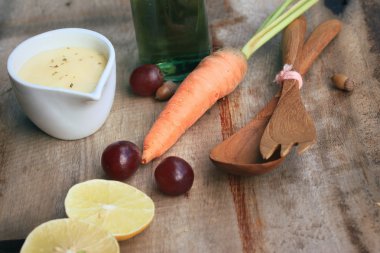 taze kırmızı ıspanak salatası ve ahşap masa üzerinde krem