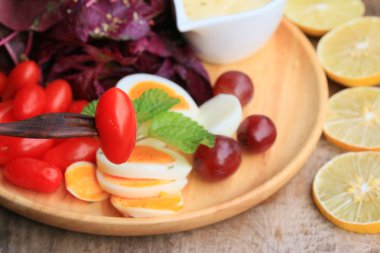 taze kırmızı ıspanak salatası ve ahşap masa üzerinde krem