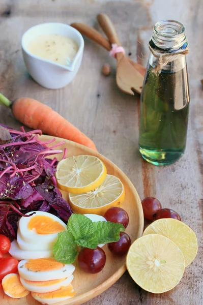 Frischer roter Spinatsalat und Sahne auf Holztisch — Stockfoto