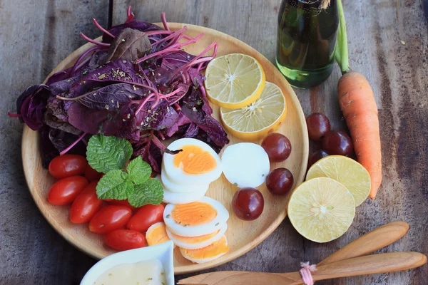 Frischer roter Spinatsalat und Sahne auf Holztisch — Stockfoto