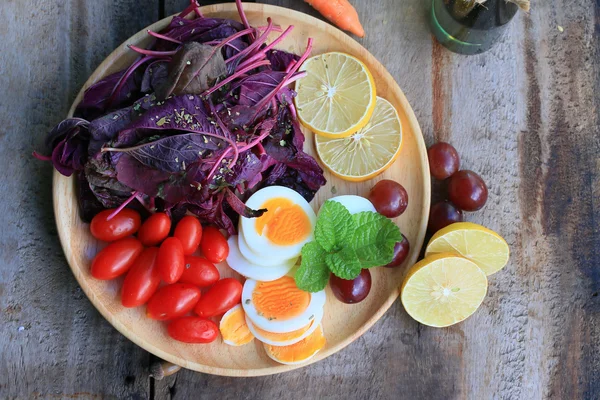 Frischer roter Spinatsalat und Sahne auf Holztisch — Stockfoto