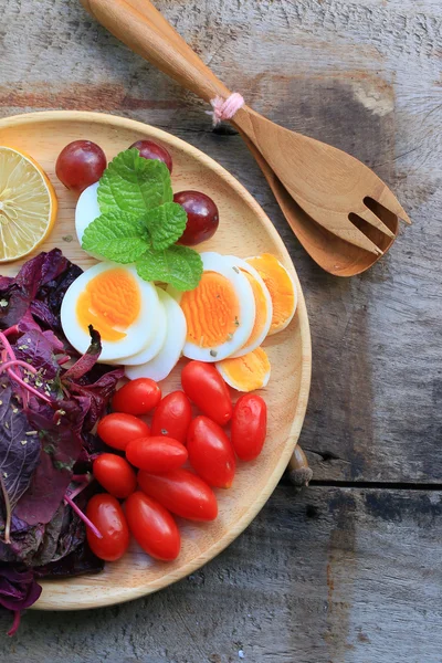 Salada de espinafre vermelho fresco e creme na mesa de madeira — Fotografia de Stock