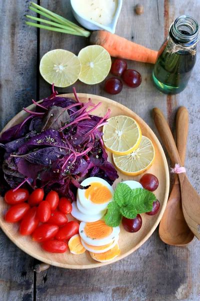 Salada de espinafre vermelho fresco e creme na mesa de madeira — Fotografia de Stock