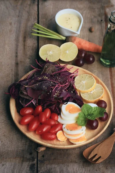 Frischer roter Spinatsalat und Sahne auf Holztisch — Stockfoto